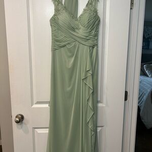 Elegant Green Sleeveless Gown